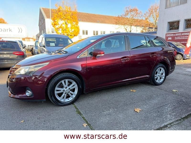 Gebraucht Toyota Avensis Life 147 PS (108 kW) 2012 Rot Limousine