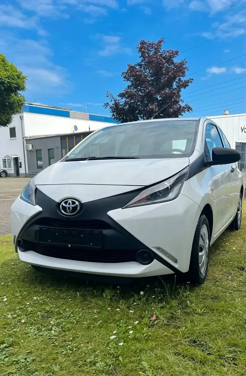 Gebraucht Toyota Aygo 69 PS (50 kW) 2017 Weiß Kleinwagen
