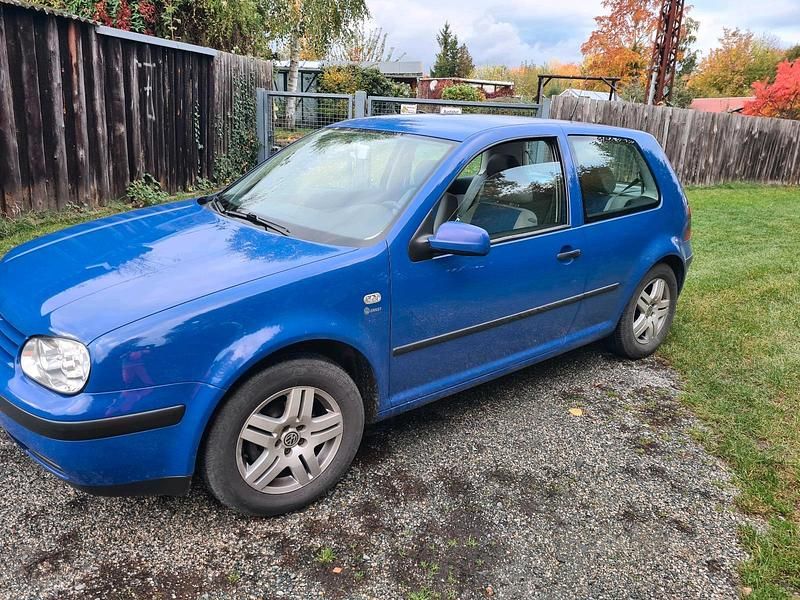 Blau Gebraucht 2001 VW Golf IV Kleinwagen | 2.000 € (Fairer Preis) - Bild 1/4