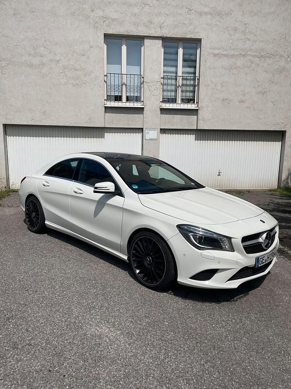 Weiß Gebraucht 2014 Mercedes CLA180 AMG line Limousine | 18.750 € (Etwas zu teuer) - Bild 1/4
