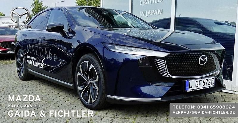 Deep crystal blue Gebraucht 2025 Mazda 6e Takumi-Line Limousine | 39.480 € (Fairer Preis) - Bild 1/4