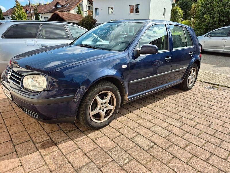 Blau Gebraucht 2000 VW Golf IV Trendline Limousine | 800 € (Superpreis) - Bild 1/4