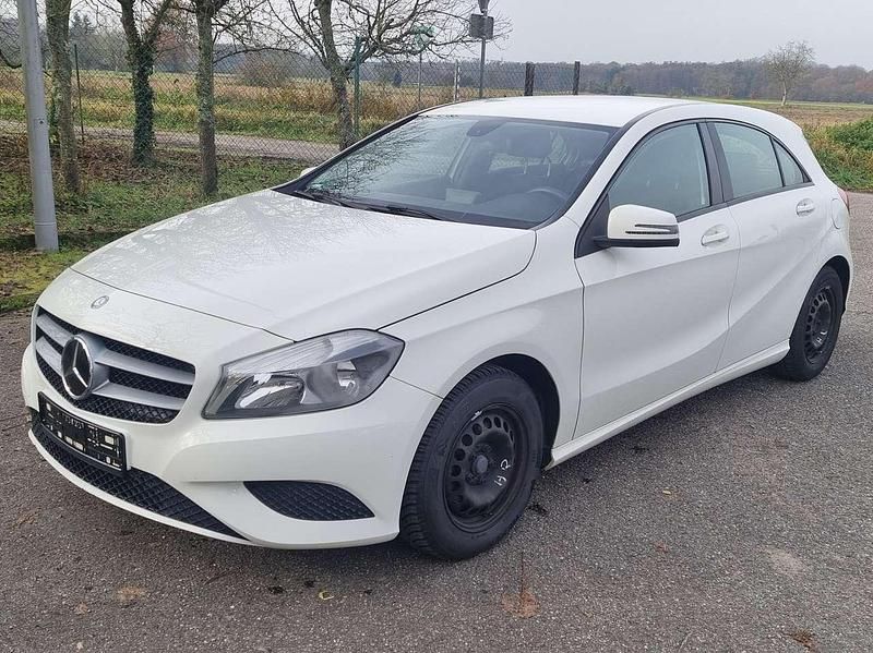 Gebraucht Mercedes A160 90 PS (66 kW) 2014 Weiß Limousine