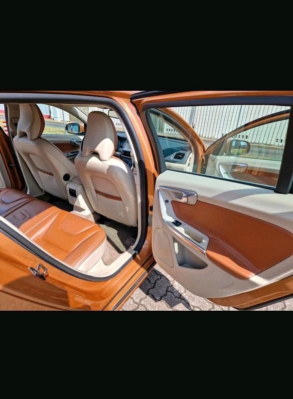 Gebraucht Volvo V60 203 PS (149 kW) 2011 Orange Kombi