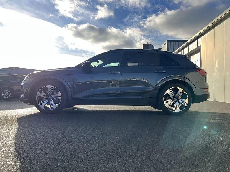 Gebraucht Audi e-tron Advanced Plus 300 kW (408 PS) 2022 Manhattangrau SUV