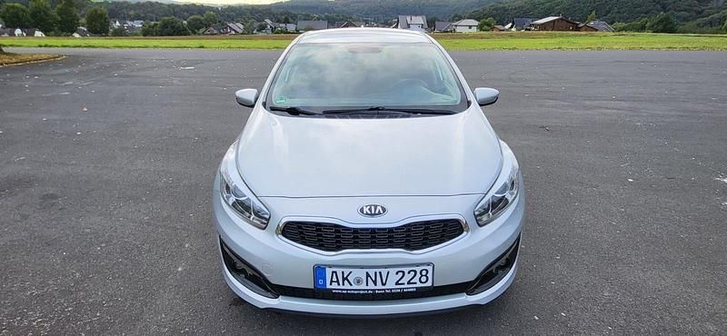 Grau Gebraucht 2017 Kia Ceed 2 Limousine | 6.000 € (Superpreis) - Bild 1/4