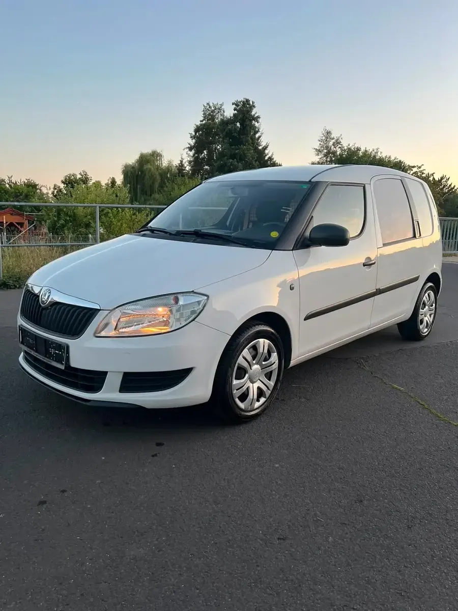 Gebraucht Skoda Roomster 70 PS (51 kW) 2012 Weiß Van / Kleinbus