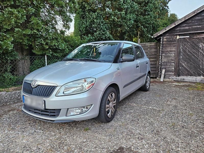 Silber Gebraucht 2015 Skoda Fabia Limousine | 6.900 € (Fairer Preis) - Bild 1/4