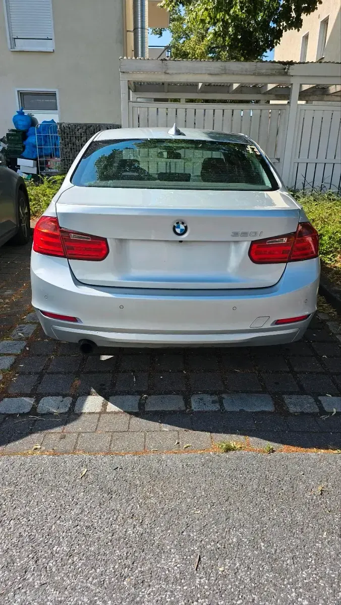 Gebraucht BMW 320 184 PS (135 kW) 2012 Silber Limousine