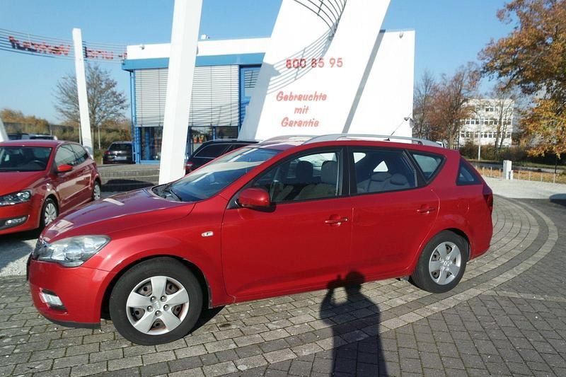 Rot Gebraucht 2011 Kia Ceed Sportswagon Vision Kombi | 2.990 € (Superpreis) - Bild 1/4