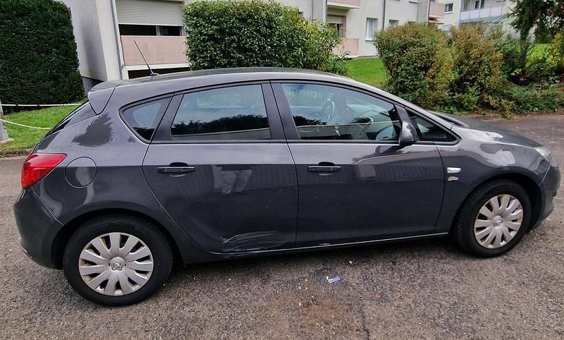 Gebraucht Opel Astra 120 PS (88 kW) 2013 Grau Limousine