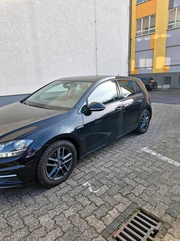Gebraucht VW Golf VII 131 PS (96 kW) 2019 Schwarz Kleinwagen