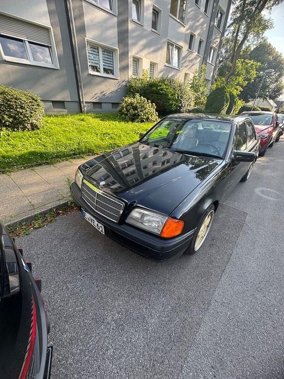 Schwarz Gebraucht 1995 Mercedes C180 Limousine | 4.200 € - Bild 1/4
