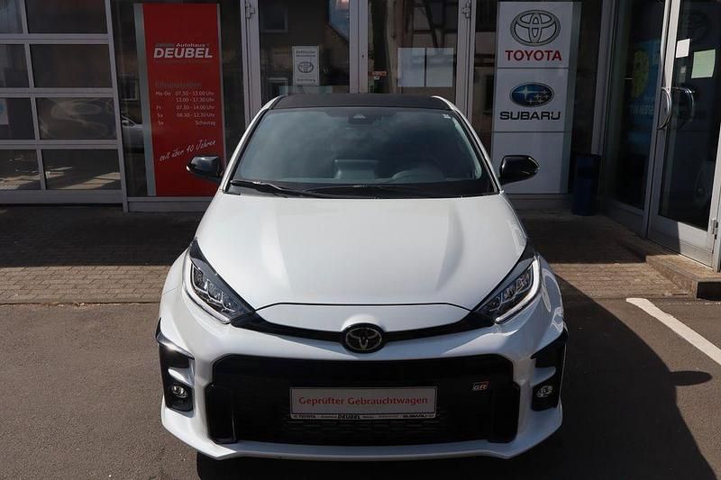 Platinumweiß perleffekt Gebraucht 2023 Toyota Yaris Kleinwagen | 34.450 € (Fairer Preis) - Bild 1/4