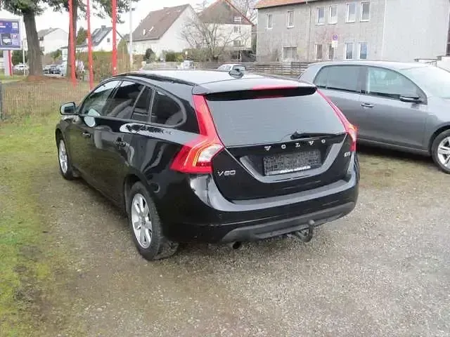 Gebraucht Volvo V60 Kinetic 163 PS (119 kW) 2011 Black sapphire / metallic Kombi