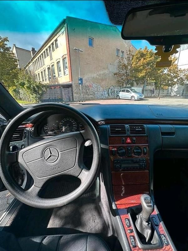 Gebraucht Mercedes E200 136 PS (100 kW) 1997 Silber Limousine