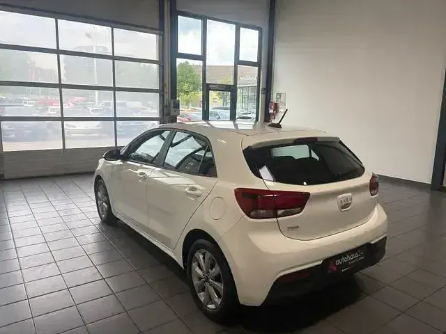 Używany Kia Rio Vision 84 KM (61 kW) 2023 Biały Hatchback
