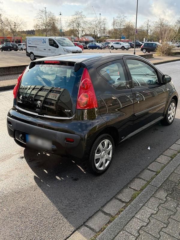 Gebraucht Peugeot 107 68 PS (50 kW) 2011 Schwarz Kleinwagen