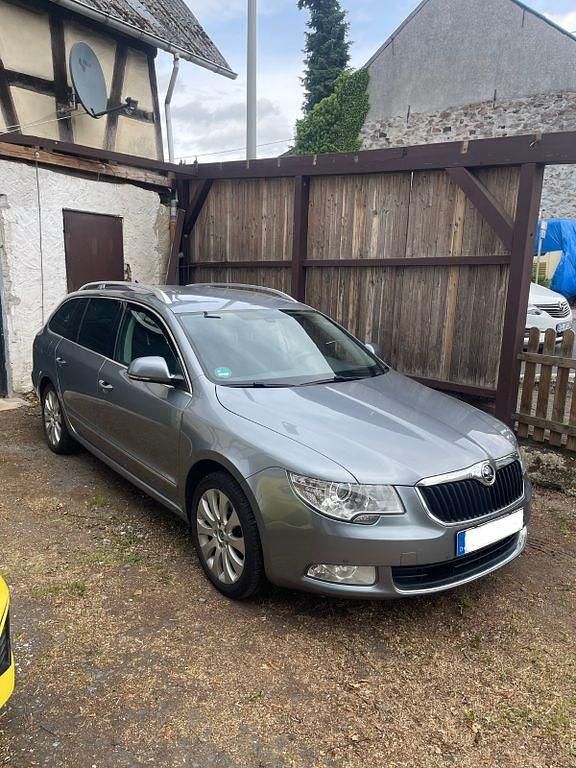 Grau Gebraucht 2012 Skoda Superb Elegance Kombi | 6.499 € (Fairer Preis) - Bild 1/4