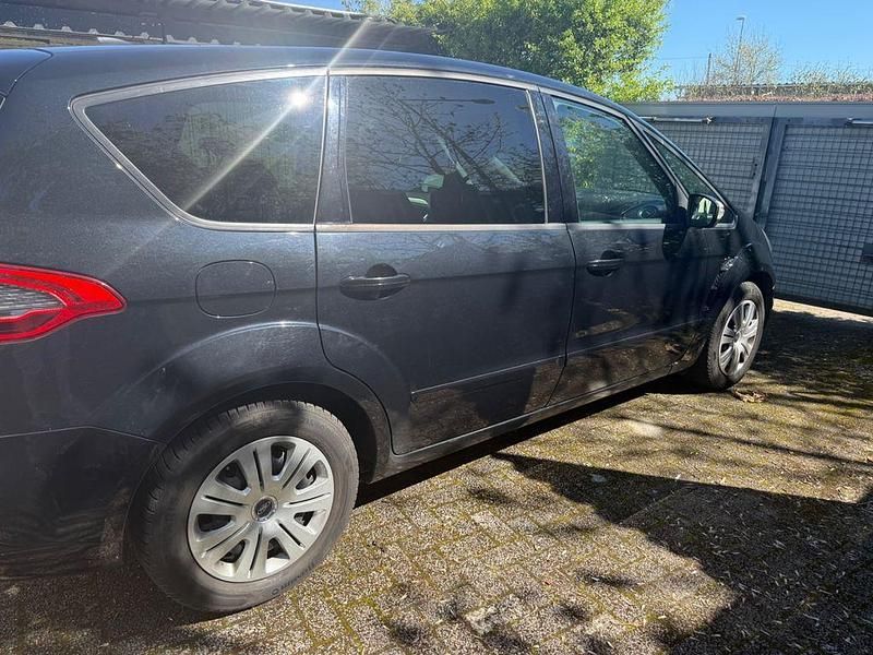 Gebraucht Ford S-MAX Titanium 140 PS (102 kW) 2015 Schwarz Van / Kleinbus