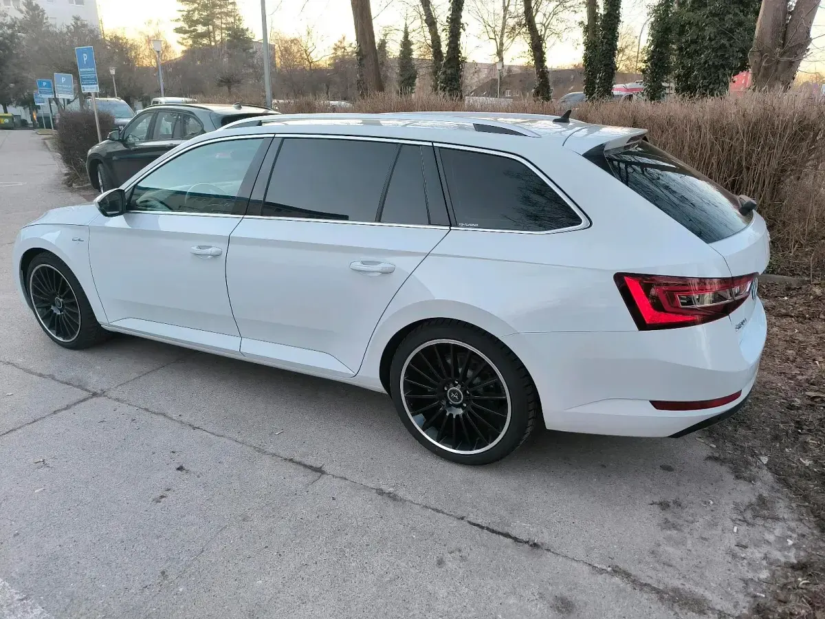 Gebraucht Skoda Superb LAURIN & KLEMENT 190 PS (139 kW) 2019 Weiß Kombi
