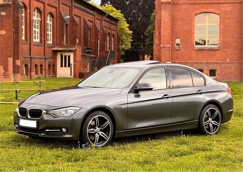 Grau Gebraucht 2014 BMW 320 Sport Line Limousine | 12.800 € (Superpreis) - Bild 1/4