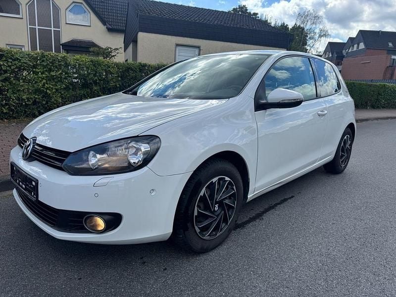 Weiß Gebraucht 2011 VW Golf VI Team Limousine | 5.555 € (Fairer Preis) - Bild 1/4