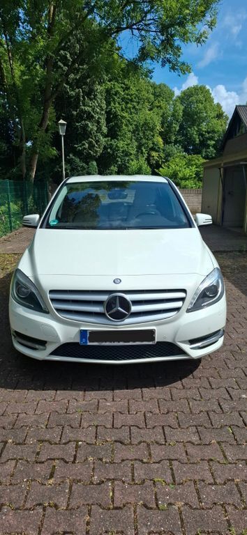 Weiß Gebraucht 2012 Mercedes B200 Van / Kleinbus | 7.900 € (Fairer Preis) - Bild 1/4