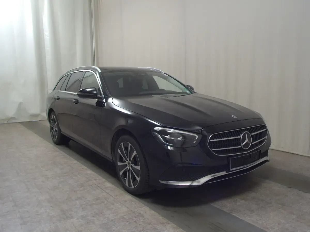 Gebraucht Mercedes E300 Avantgarde 306 PS (225 kW) 2022 Schwarz Limousine