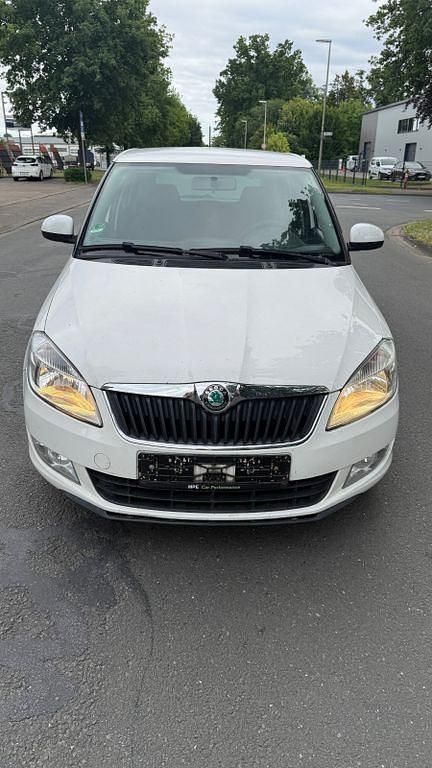 Weiß Gebraucht 2012 Skoda Fabia Limousine | 2.000 € (Superpreis) - Bild 1/4
