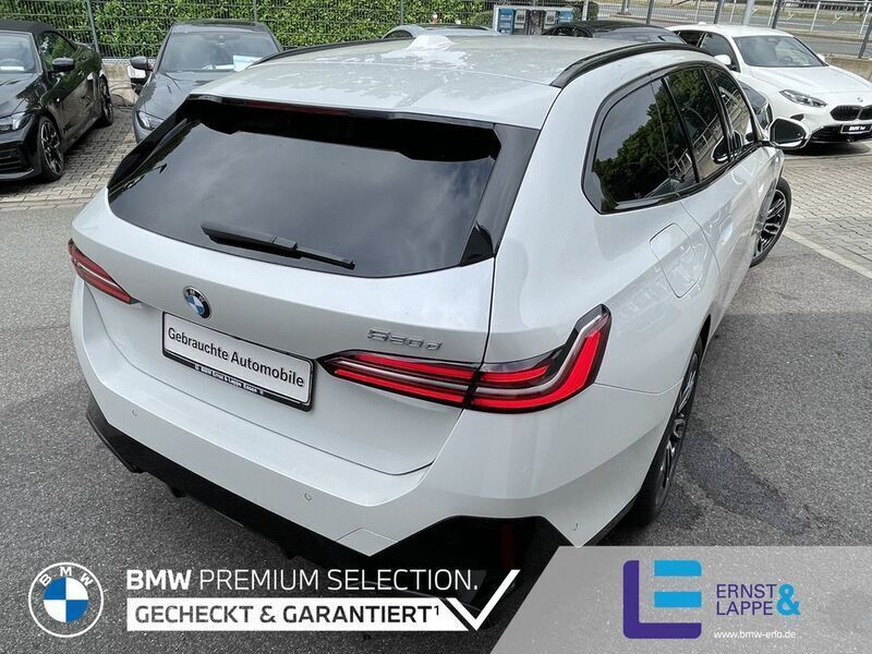 Mineralweiss Gebraucht 2024 BMW 520 Performance Kombi | 53.430 € (Guter Preis) - Bild 1/4