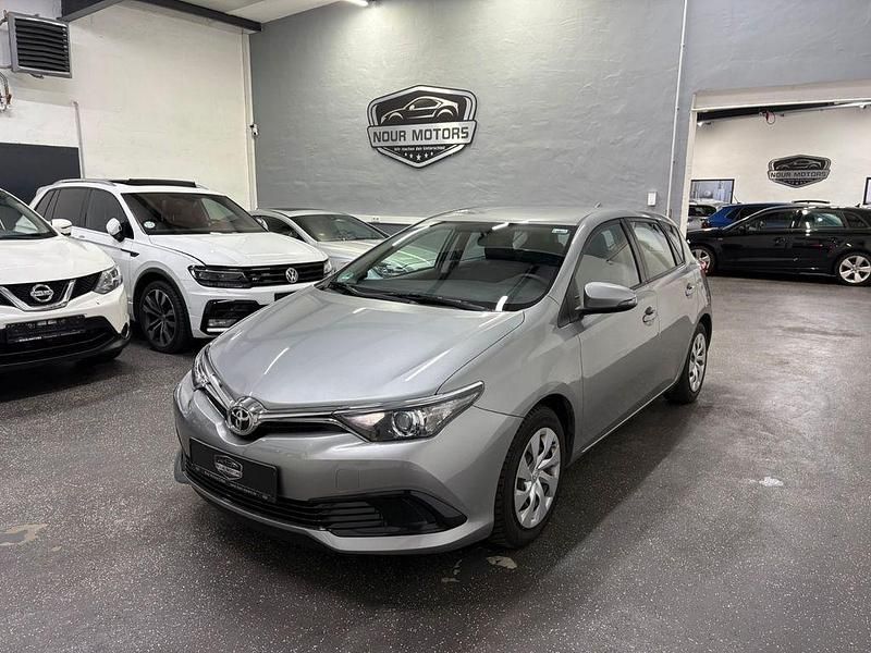 Grau Gebraucht 2015 Toyota Auris Cool Limousine | 11.400 € (Etwas zu teuer) - Bild 1/4
