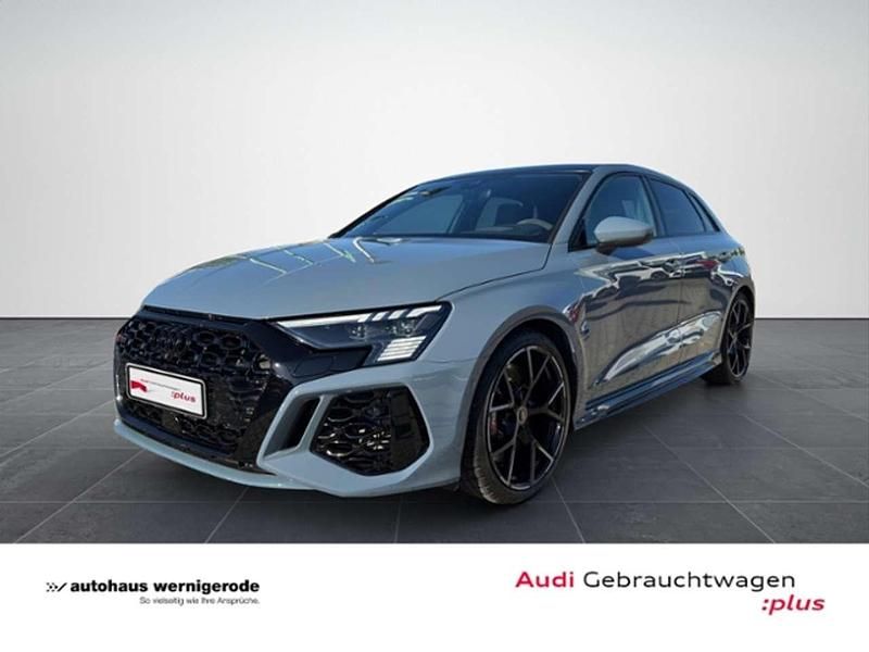 Kemoragrau metallic Gebraucht 2024 Audi RS3 Sportback Ambiente Kleinwagen | 61.439 € (Etwas zu teuer) - Bild 1/4