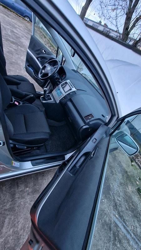 Gebraucht Toyota Corolla Verso 129 PS (94 kW) 2008 Silber Van / Kleinbus