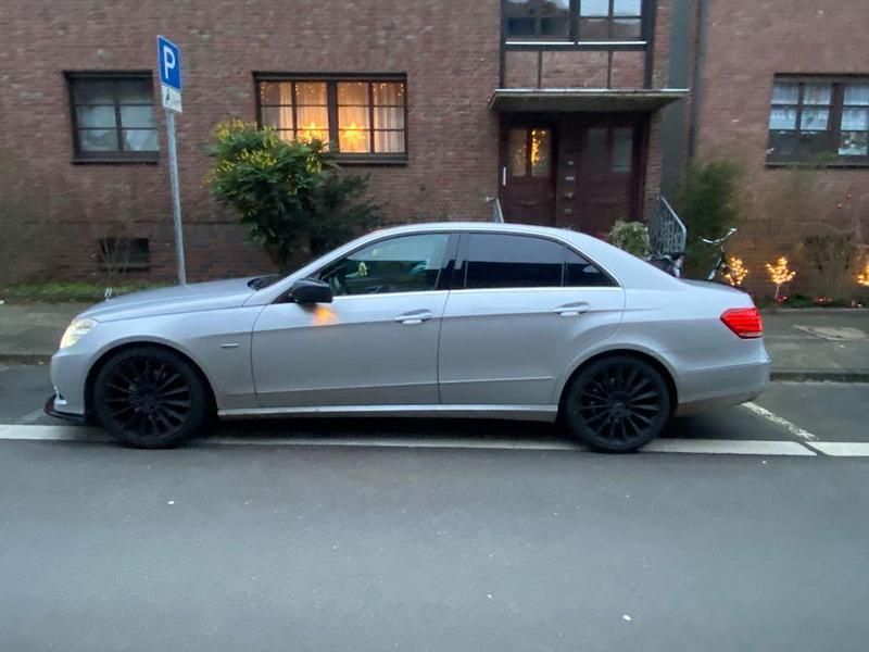 Silber Gebraucht 2009 Mercedes E350 Limousine | 13.500 € (Etwas zu teuer) - Bild 1/4