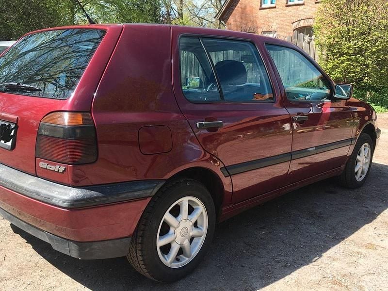 Second-hand VW Golf III 75 CP (55 kW) 1995 Roșu Berlinǎ