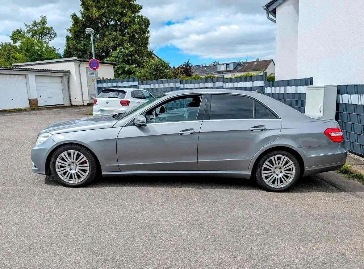 Gebraucht Mercedes E220 Avantgarde 170 PS (125 kW) 2009 Grau Limousine