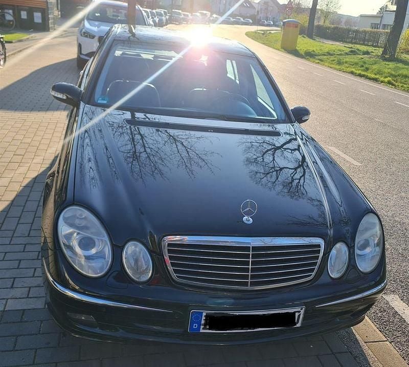 Schwarz Gebraucht 2006 Mercedes E220 Avantgarde Limousine | 3.900 € (Fairer Preis) - Bild 1/4