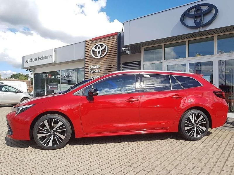 Neu Toyota Corolla 140 PS (102 kW) 2025 Karminarot Kombi