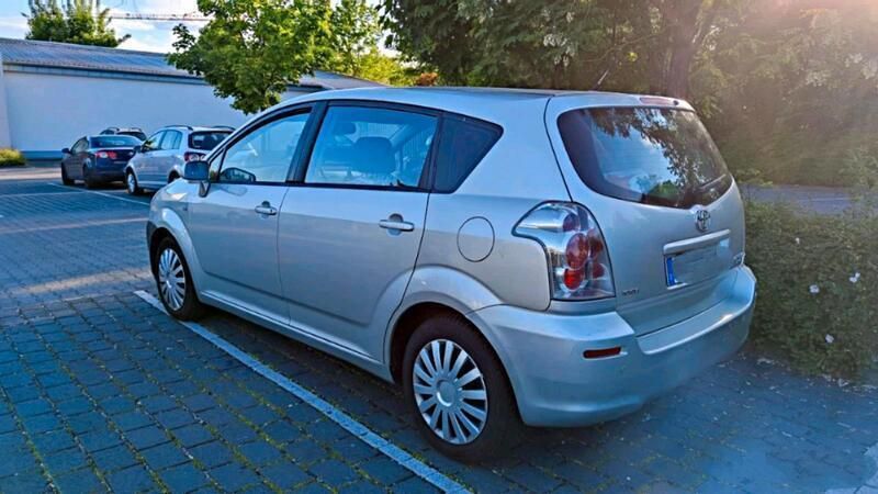 Silber Gebraucht 2005 Toyota Corolla Verso Executive Van / Kleinbus | 3.400 € (Fairer Preis) - Bild 1/4
