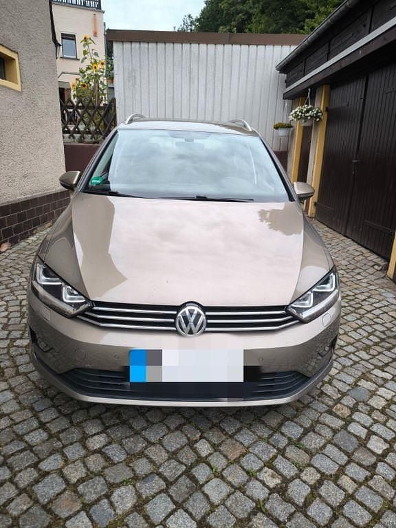 Braun Gebraucht 2017 VW Golf Sportsvan Comfortline Van / Kleinbus | 12.500 € (Guter Preis) - Bild 1/4