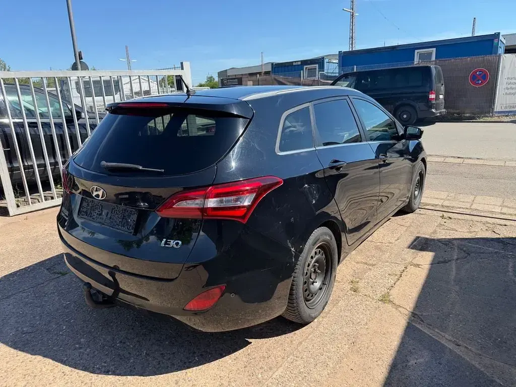Gebraucht Hyundai i30 110 PS (80 kW) 2015 Schwarz Limousine