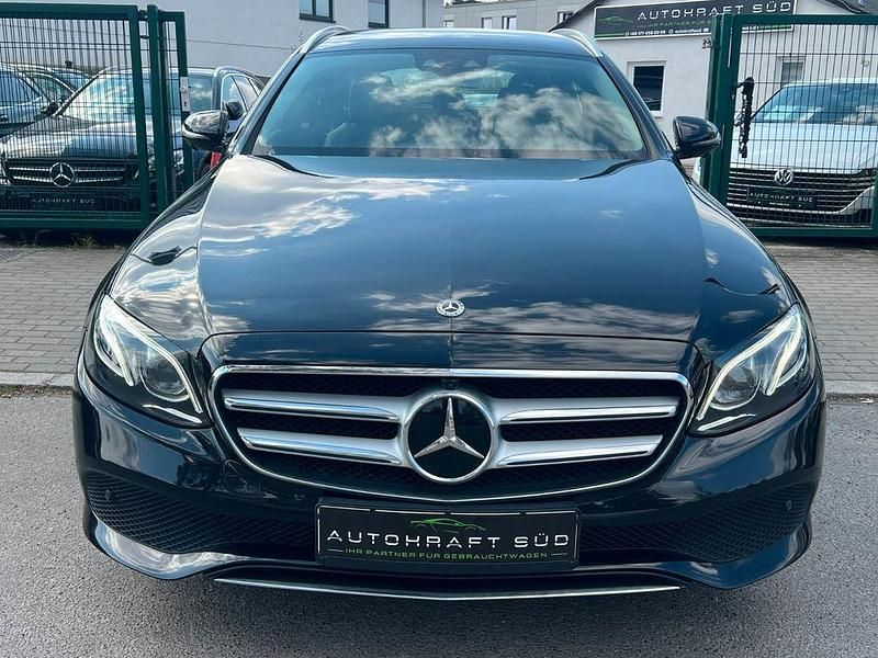 Gebraucht Mercedes E220 194 PS (142 kW) 2018 Schwarz Limousine