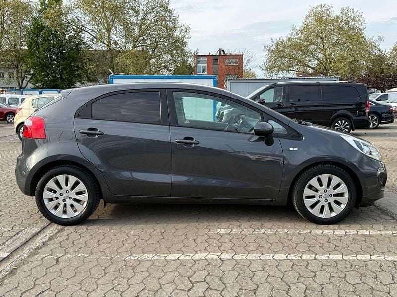 Second-hand Kia Rio 109 CP (80 kW) 2014 Gri Berlinǎ