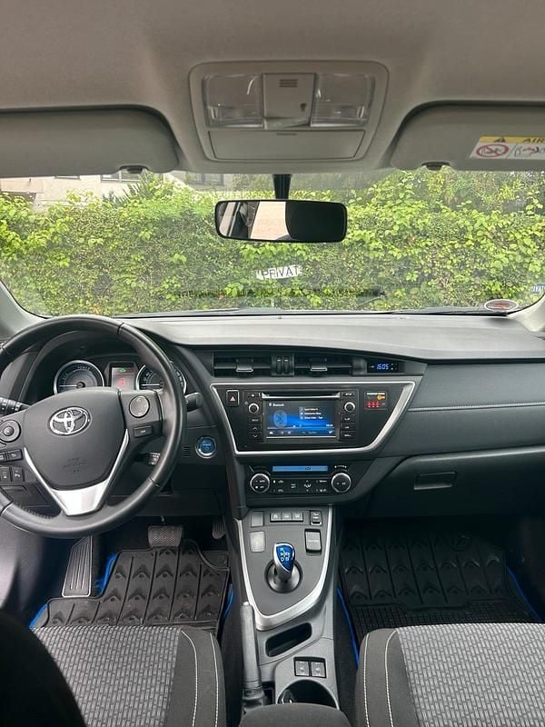 Silber Gebraucht 2015 Toyota Auris Hybrid Limousine | 14.000 € (Fairer Preis) - Bild 1/4