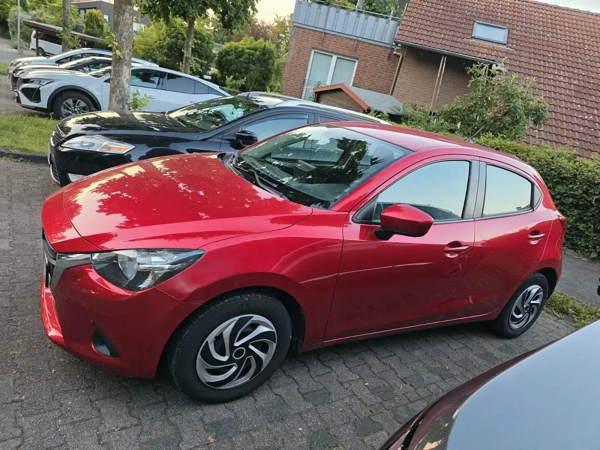 Gebraucht Mazda 2 Center-Line 75 PS (55 kW) 2015 Rot Limousine