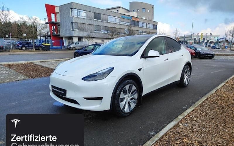Weiß Gebraucht 2024 Tesla Model Y Long Range RWD SUV | 40.700 € (Teuer) - Bild 1/4