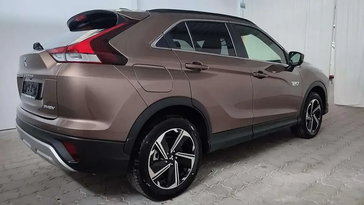 Neu Mitsubishi Eclipse Cross Plus 188 PS (138 kW) 2025 Bronzebraun SUV