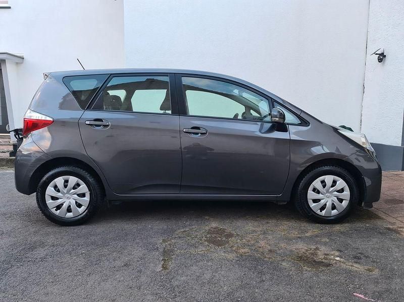 Gebraucht Toyota Verso-S Cool 99 PS (72 kW) 2012 Grau Van / Kleinbus