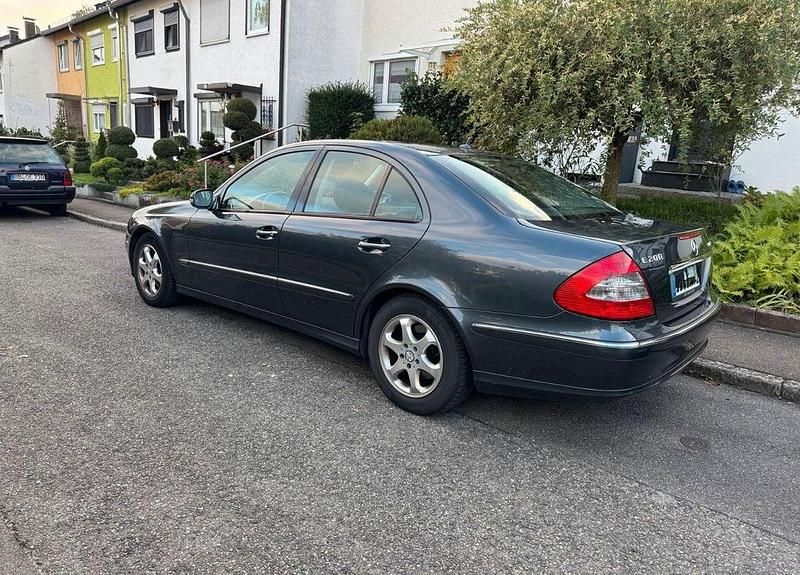Grau Gebraucht 2008 Mercedes E200 Elegance Limousine | 5.600 € (Fairer Preis) - Bild 1/4